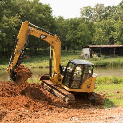 Escavatore Caterpillar a noleggio CGTE durante lavoro di scavo per opere di cura del verde CGTE Noleggio
