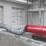 Generatore di aria calda installato per riscaldare una casa in costruzione