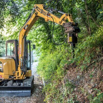 Noleggio escavatore cat con fresaceppi spaccalegna per lavori di manutenzione ciglio stradale forestale CGTE Noleggio