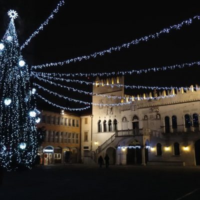 centro città addobbato con luminarie natalizie CGTE Vermietung: